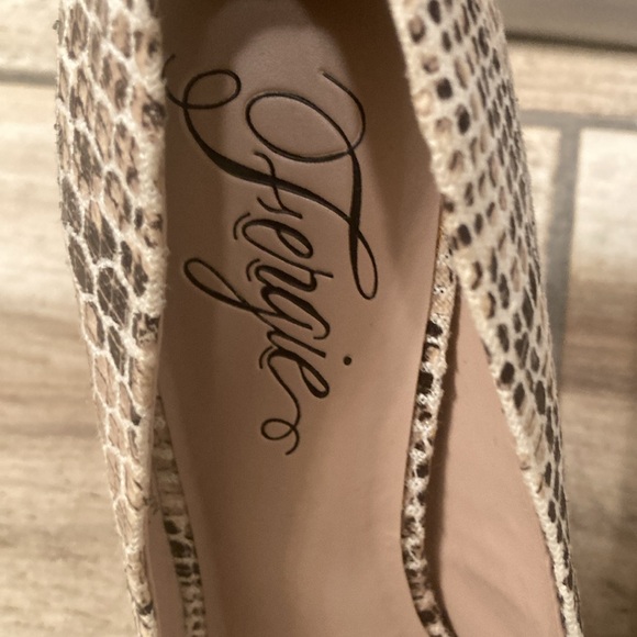 Fergie MAGNIFICENT Retro Platform Peeptoe
Chunky Heels - Picture 6 of 12